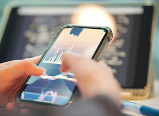 Investidor a analisar o processo transparente de transferência e levantamento de fundos