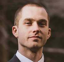 Thomas Whitfield em retrato, analista de trading e especialista em mercado de criptomoedas